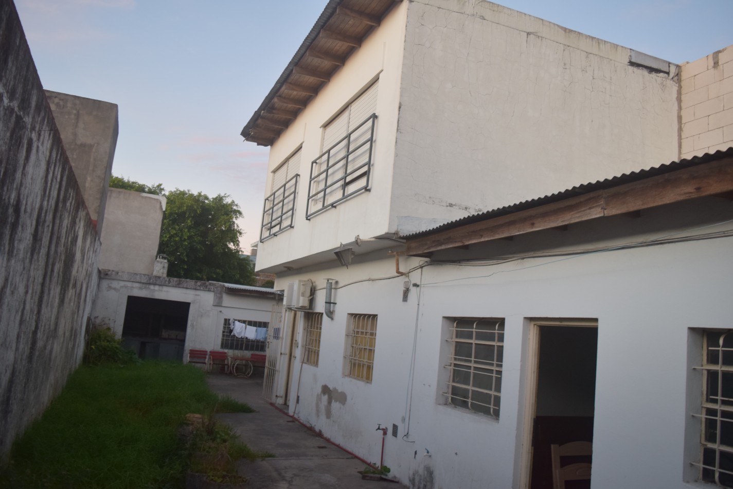 Casa En Lanus Este Otra Al Fondo Garage Para Dos Autos Ideal Para Dos Familias