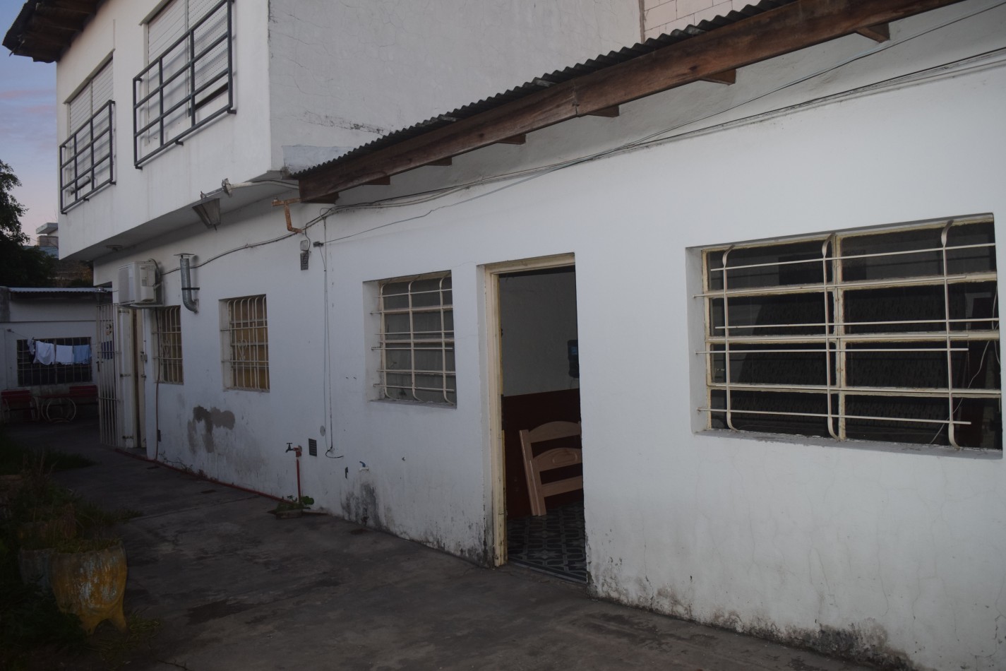 Casa En Lanus Este Otra Al Fondo Garage Para Dos Autos Ideal Para Dos Familias