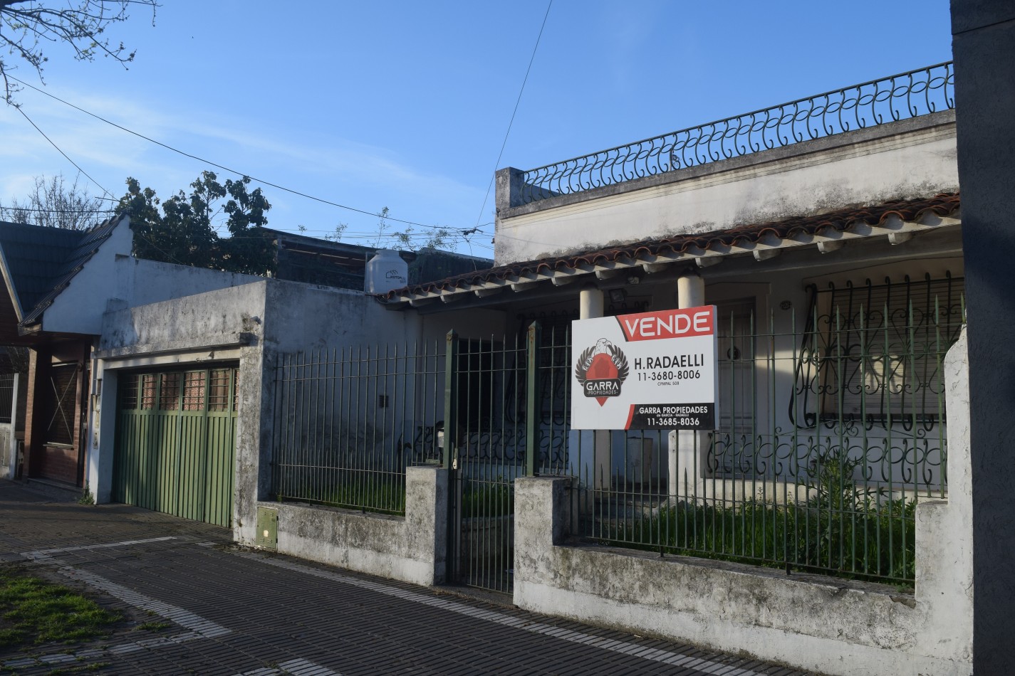 Casa En Lanus Este Otra Al Fondo Garage Para Dos Autos Ideal Para Dos Familias