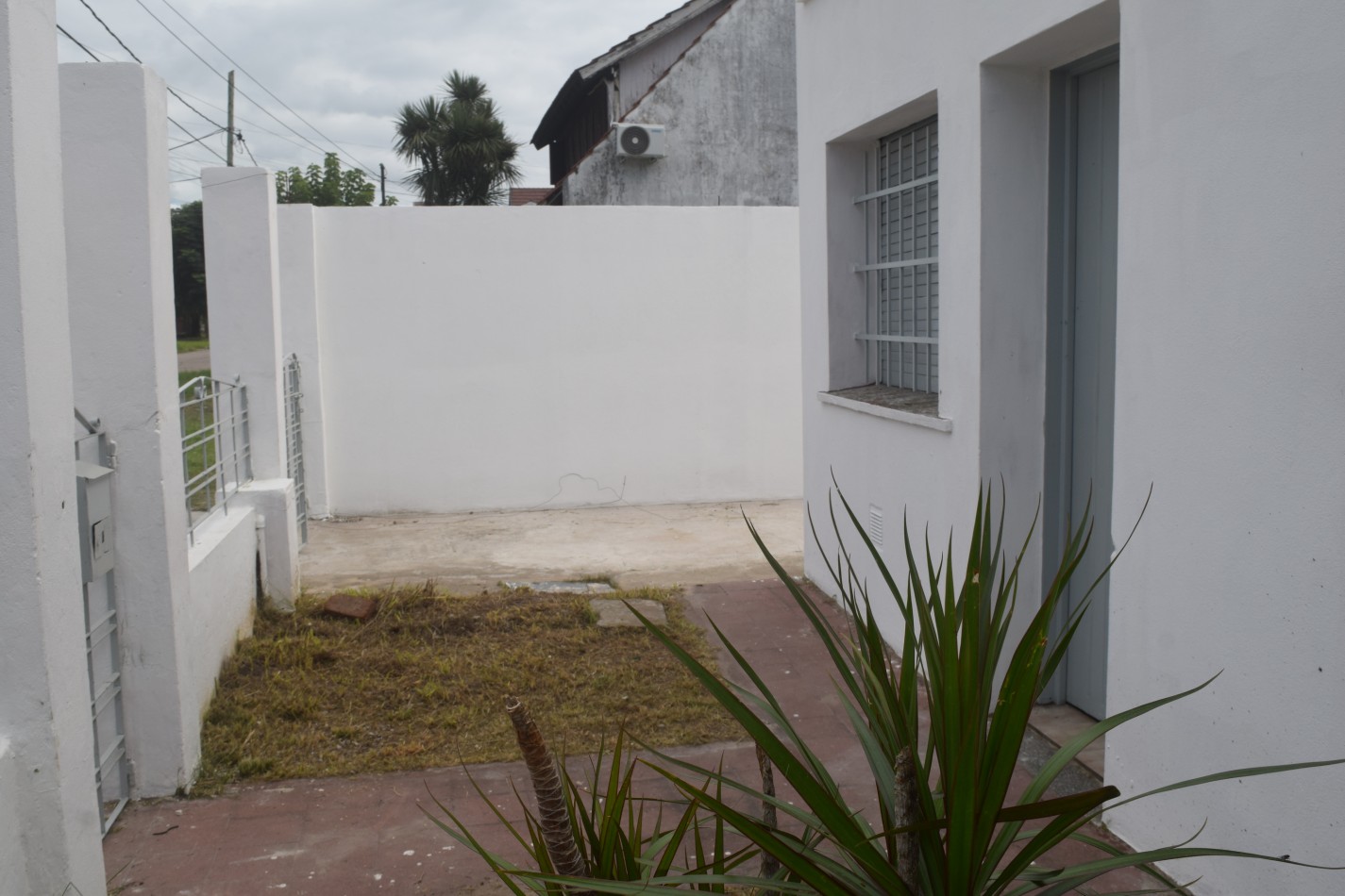 Casa en alquiler, 5 ambientes, con garage para 3 autos, patio