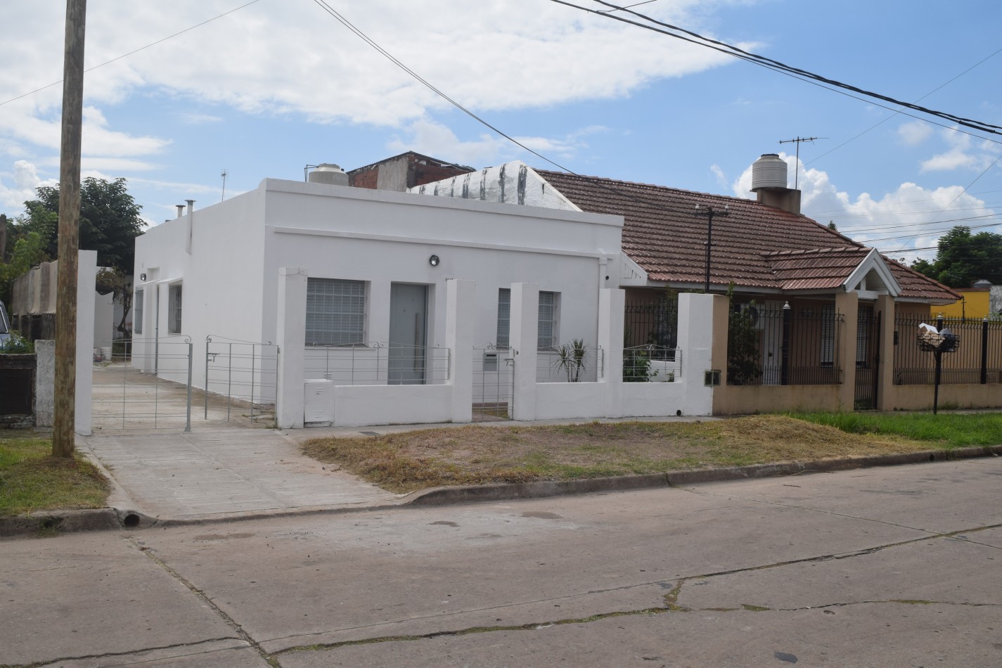 Casa en alquiler, 5 ambientes, con garage para 3 autos, patio