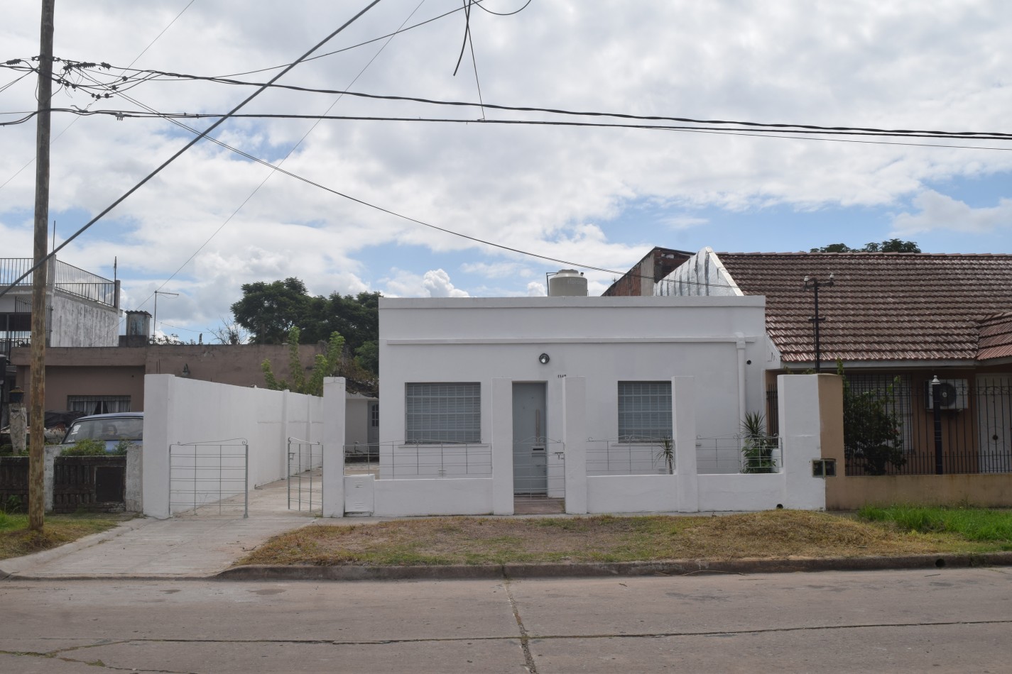 Casa en alquiler, 5 ambientes, con garage para 3 autos, patio