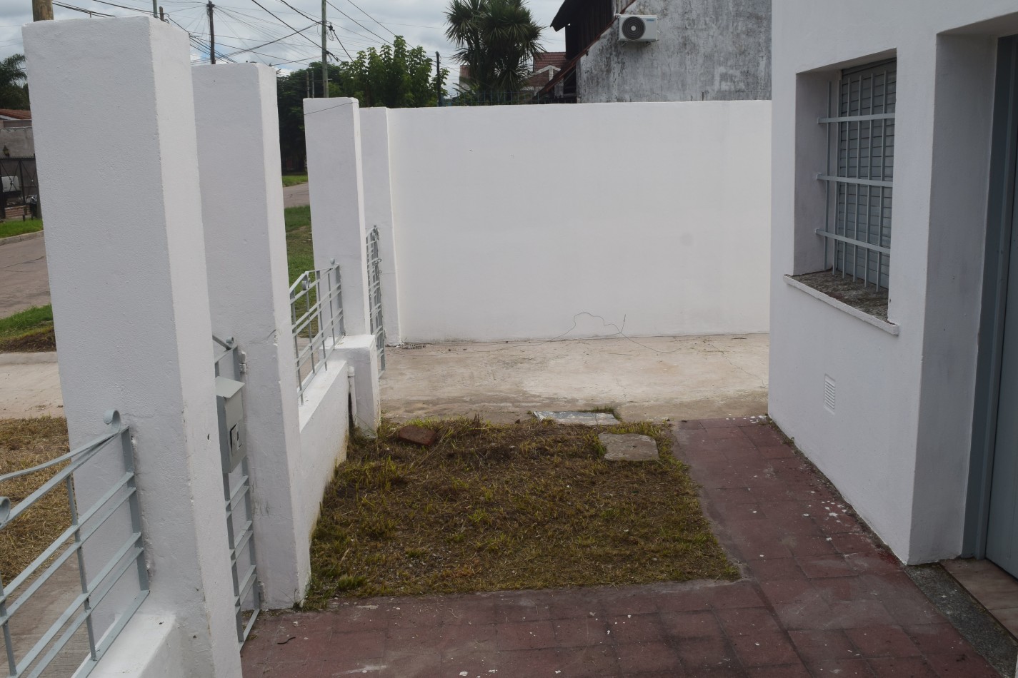 Casa en alquiler, 5 ambientes, con garage para 3 autos, patio