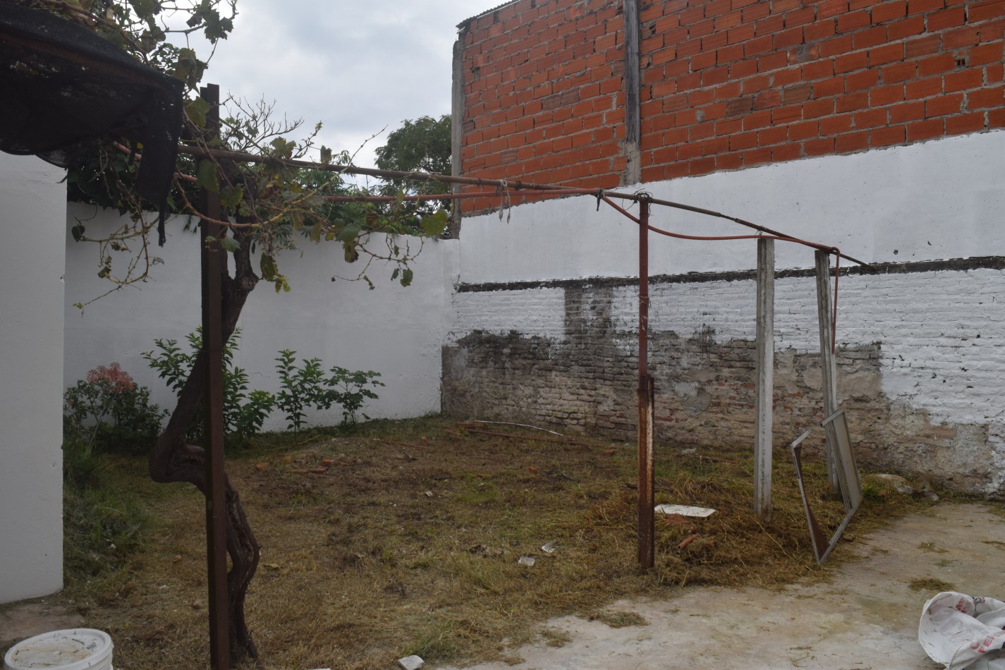 Casa en alquiler, 5 ambientes, con garage para 3 autos, patio