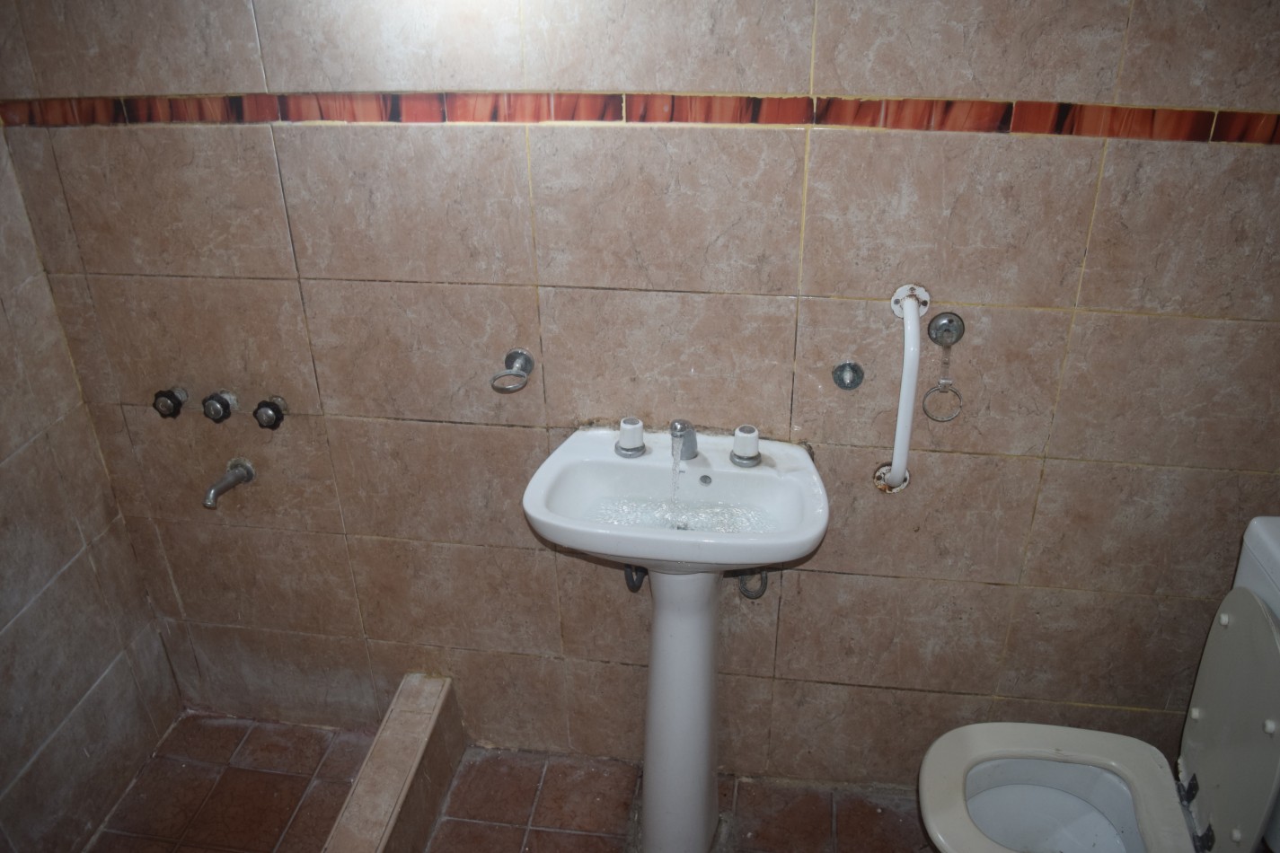 Casa en alquiler, 5 ambientes, con garage para 3 autos, patio