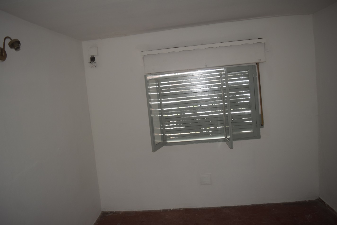 Casa en alquiler, 5 ambientes, con garage para 3 autos, patio