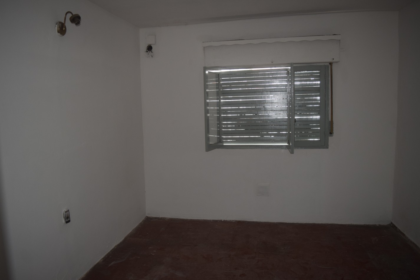 Casa en alquiler, 5 ambientes, con garage para 3 autos, patio