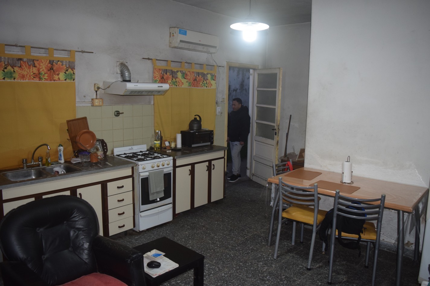 Casa En Lanus Este Otra Al Fondo Garage Para Dos Autos Ideal Para Dos Familias