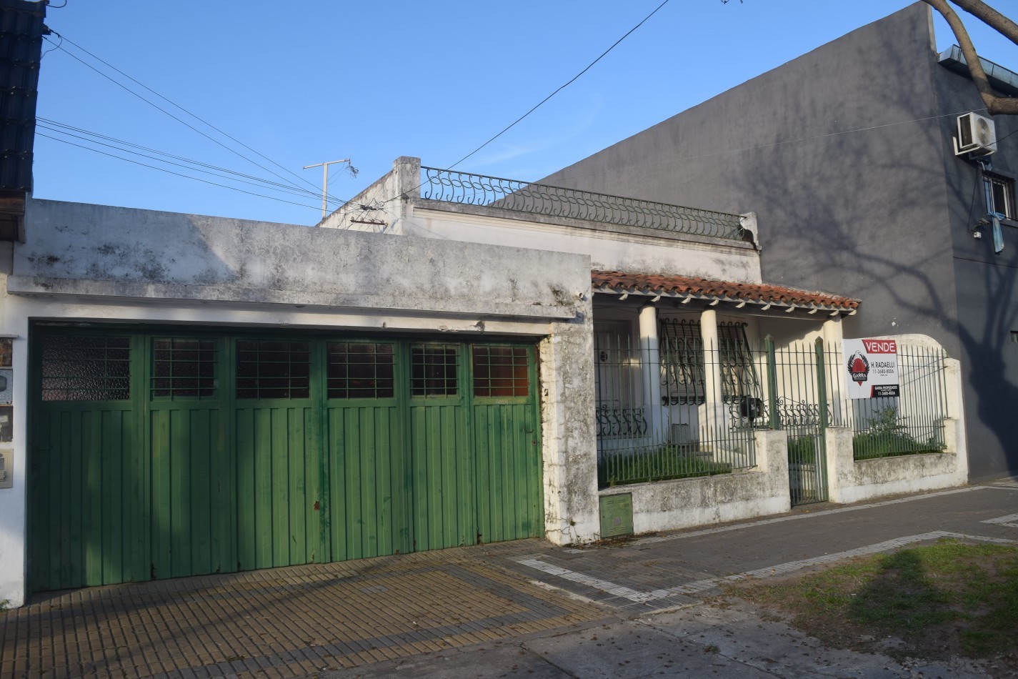 Casa En Lanus Este Otra Al Fondo Garage Para Dos Autos Ideal Para Dos Familias
