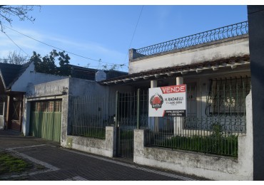 Casa En Lanus Este Otra Al Fondo Garage Para Dos Autos Ideal Para Dos Familias