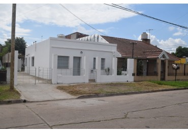 Casa en alquiler, 5 ambientes, con garage para 3 autos, patio